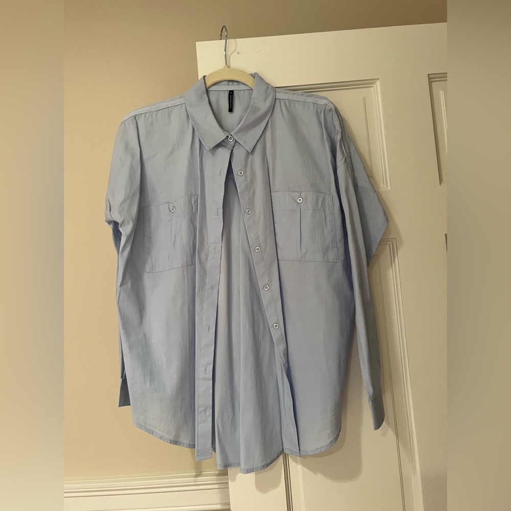 Free quent blue bottom down , raglan sleeve shirt size small